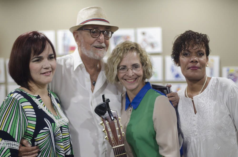 Lino Betancour junto a trovadoras cubanas en la presentación del CD “Serenata con nombres de mujer“, del sello EGREM. Foto: Enrique Smith.