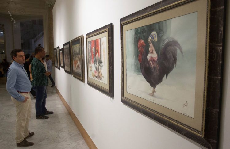 Asistentes observan las obras de Roberto Fabelo en una exposición retrospectiva del artista en el Gran Teatro Alicia Alonso de La Habana. Foto: Yander Zamora / EFE.