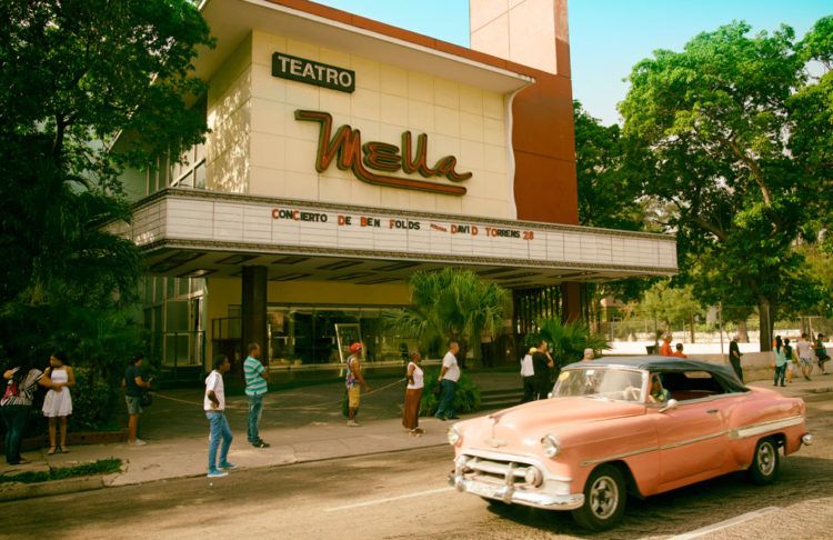 Teatro Mella en la calle Línea, en La Habana. Foto: onlinetours.es