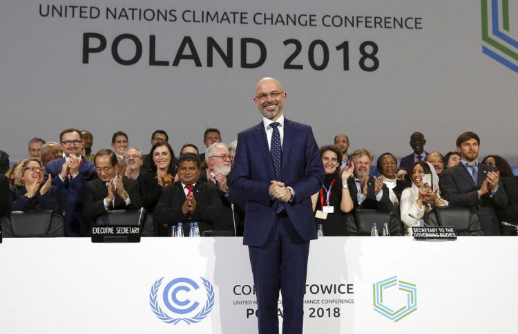 El presidente Michal Kurtyka posa para una fotografía tras el anuncio del acuerdo final durante la sesión de clausura de la Conferencia sobre el Cambio Climático (COP24) en Katowice, Polonia, el sábado 15 de diciembre de 2018. Foto: Czarek Sokolowski / AP.