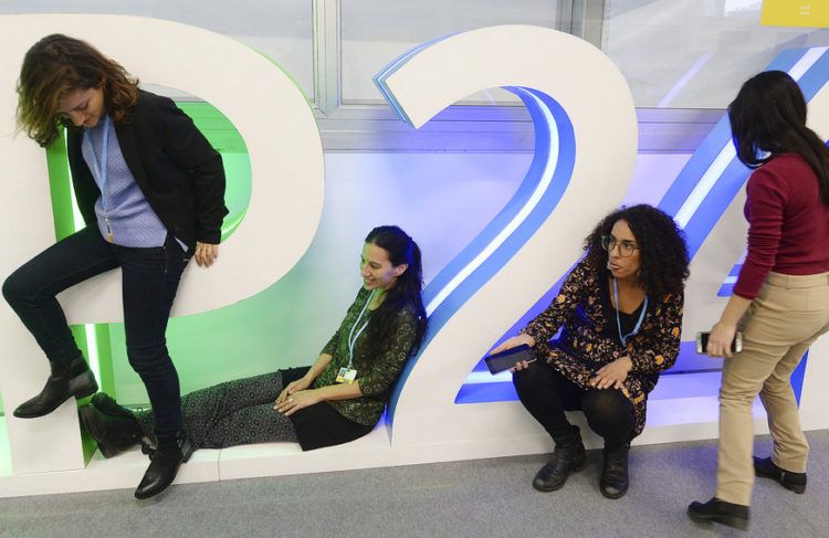 Participantes en cumbre del clima de Naciones Unidas se toman fotografías con el logo de la COP24, en Katowice, Polonia, el 11 de diciembre de 2018. Foto: Czarek Sokolowski / AP.