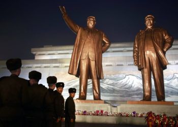 Soldados de Corea del Norte se forman para rendir tributo a las estatuas de bronce de los fallecidos líderes Kim Il Sung y Kim Jong Il en Mansu Hill, en Pyongyang, Corea del Norte, el domingo 16 de diciembre de 2018. Foto: Dita Alangkara / AP.