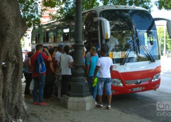 Ómnibus rutero en La Habana. Foto: Otmaro Rodríguez.