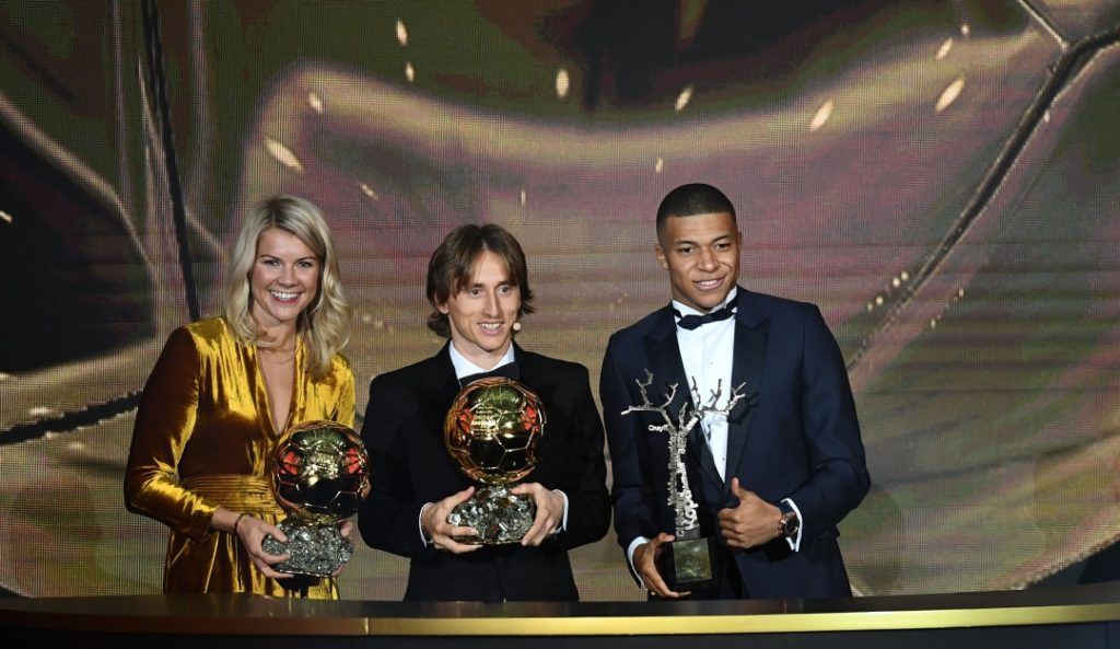 Ada Hegerberg, Luka Modric y Kylian Mbappé fueron los premiados en la Gala del Balón de Oro de la revista France Football. Foto: Getty Images