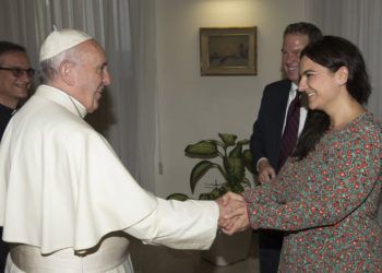 El Papa Francisco saluda a Paloma García Ovejero, adjunta del portavoz del Vaticano, quien renunció sorpresivamente junto a su jefe, el vocero Greg Burke. Este aparece detrás de ella en la imagen. Foto: @NotiCatolico / Twitter.