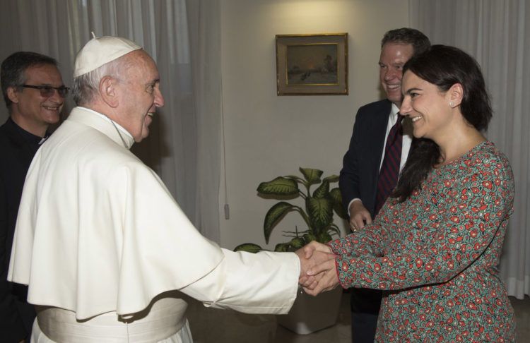 El Papa Francisco saluda a Paloma García Ovejero, adjunta del portavoz del Vaticano, quien renunció sorpresivamente junto a su jefe, el vocero Greg Burke. Este aparece detrás de ella en la imagen. Foto: @NotiCatolico / Twitter.