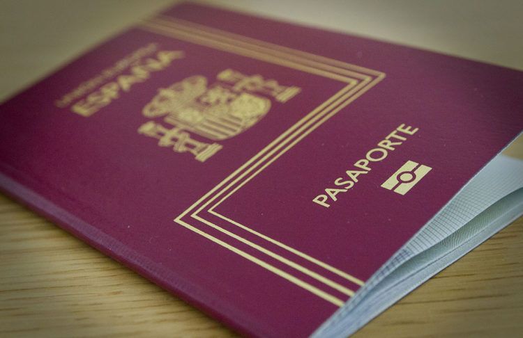 Pasaporte español. Foto: Okdiario.