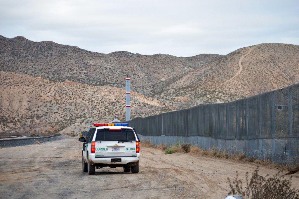 En esta imagen del 4 de enero de 2016, un agente de la Patrulla Fronteriza recorre Sunland Park junto a la frontera entre Estados Unidos y México, limítrofe con Ciudad Juárez. Foto: Russell Contreras / AP.