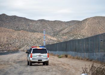 En esta imagen del 4 de enero de 2016, un agente de la Patrulla Fronteriza recorre Sunland Park junto a la frontera entre Estados Unidos y México, limítrofe con Ciudad Juárez. Foto: Russell Contreras / AP.