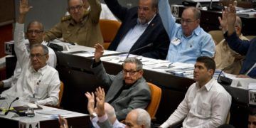 El ex presidente cubano Raúl Castro vota durante una sesión para debatir una nueva constitución en La Habana, el 21 de diciembre de 2018. Foto: Ramón Espinosa / AP.