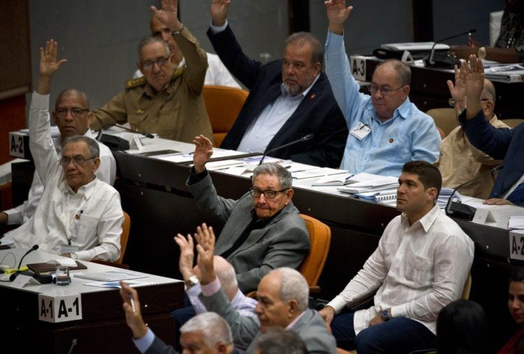 Votación durante una sesión para debatir el borrador de una nueva constitución en el Palacio de Convenciones en La Habana, el viernes 21 de diciembre de 2018. Foto: Ramón Espinosa / AP.