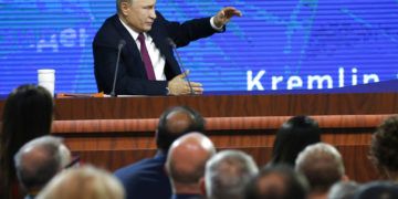 El presidente ruso Vladimir Putin ofrece su conferencia de prensa anual en Moscú, Rusia, el jueves 20 de diciembre de 2018. Foto: Alexander Zemlianichenko / AP.