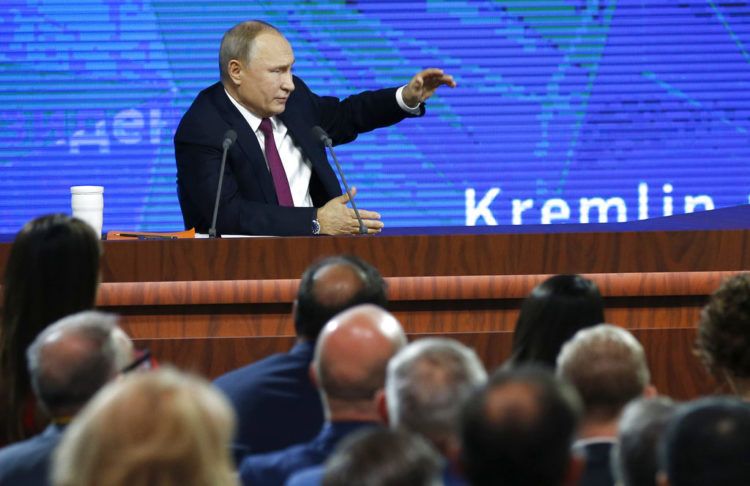 El presidente ruso Vladimir Putin ofrece su conferencia de prensa anual en Moscú, Rusia, el jueves 20 de diciembre de 2018. Foto: Alexander Zemlianichenko / AP.