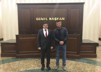 El actor estadounidense Sean Penn (der) con Yasin Aktay, asesor del presidente turco Recep Tayyip Erdogan, en Ankara el 5 de diciembre del 2018. (Foto suministrada por Aktay via AP)