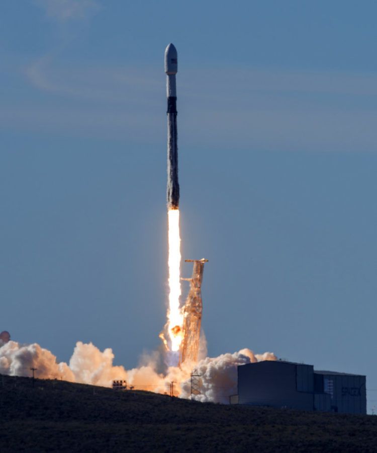 Un cohete SpaceX Falcon 9 lanzado desde la Base Aérea Vandenberg, California el 3 de diciembre de 2018. Foto: Senior Airman Clayton Wear/U.S. Air Force vía AP.