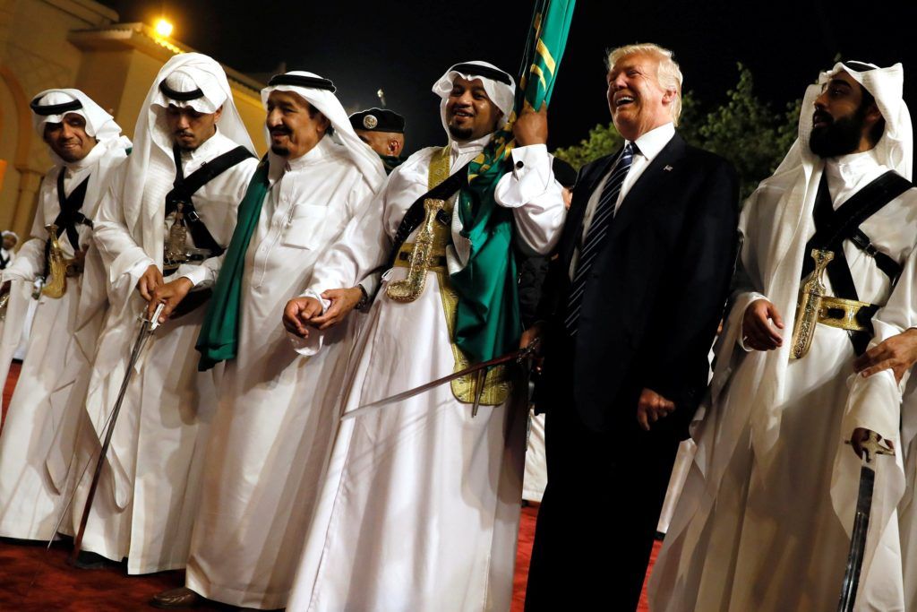 El presidente Donald Trump participa de una danza tradicional en Arabia Saudí. Foto AP.