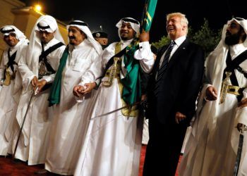 El presidente Donald Trump participa de una danza tradicional en Arabia Saudí. Foto AP.