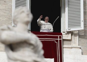 El papa Francisco saluda a los fieles desde la ventana de su estudio sobre la Plaza de San Pedro, Vaticano, 16 de diciembre de 2018. Foto: Gregorio Borgia / AP.