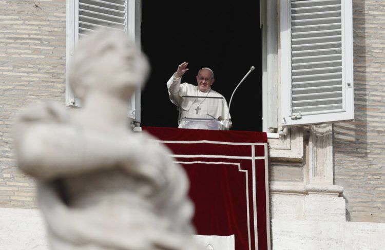 El papa Francisco saluda a los fieles desde la ventana de su estudio sobre la Plaza de San Pedro, Vaticano, 16 de diciembre de 2018. Foto: Gregorio Borgia / AP.