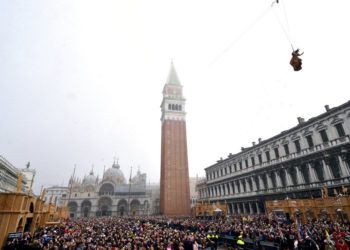 Fotografía de archivo del 31 de enero de 2016 de personas en la plaza San Marcos en Venecia, Italia, que observan el "Vuelo del ángel". Foto: Luigi Costantini / AP / Archivo.