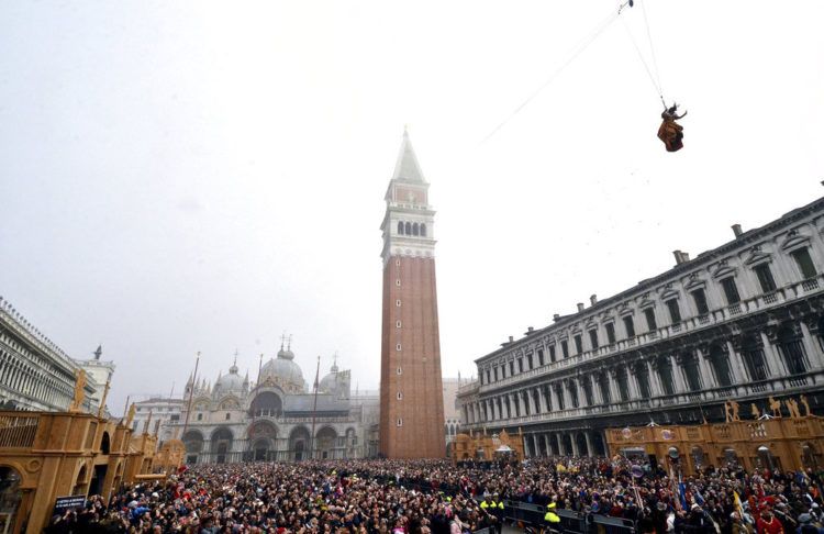 Fotografía de archivo del 31 de enero de 2016 de personas en la plaza San Marcos en Venecia, Italia, que observan el "Vuelo del ángel". Foto: Luigi Costantini / AP / Archivo.
