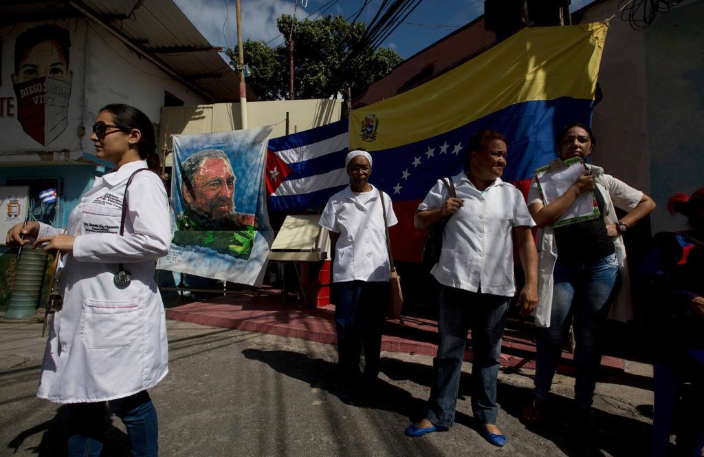 Médicos cubanos en Venezuela. Foto: elestimulo.com / Archivo.