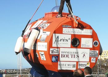 En esta fotografía tomada el sábado 22 de diciembre de 2018, el francés Jean-Jacques Savin, de 71 años, recorre su cápsula en forma de barril que utilizará para cruzar el Atlántico desde El Hierro, en las islas Canarias, de España, hasta el Caribe, con la única fuerza de las corrientes oceánicas. (Cortesía de Jean-Jacques Savin vía AP)