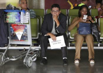En esta foto de archivo del 22 de noviembre de 2018, doctores cubanos esperan para volar a casa desde el aeropuerto de Brasilia. Brasil. Foto: Eraldo Peres / AP / Archivo.