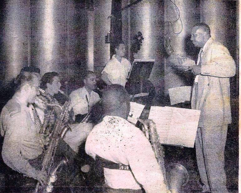 Bebo Valdés ensayando con la orquesta del Batanga en estudios RHC Cadena Azul. 1950.