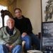 El amigo y biógrafo de Ernest Hemingway A.E. Hotchner, a la izquierda, posa con su hijo Tim Hotchner el martes 22 de enero del 2019 en su casa en Westport, Connecticut. Foto: Kathy Willens / AP.