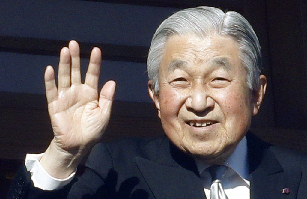 El emperador de Japón, Akihito, saluda desde el balcón del Palacio Imperial durante su tradicional aparición de Año Nuevo, en Tokio, el 2 de enero de 2019. Foto: Eugene Hoshiko / AP.