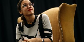 Alexandra Ocasio-Cortez la mujer más joven que ha llegado al Congreso en la historia de Estados Unidos. Foto: AP.