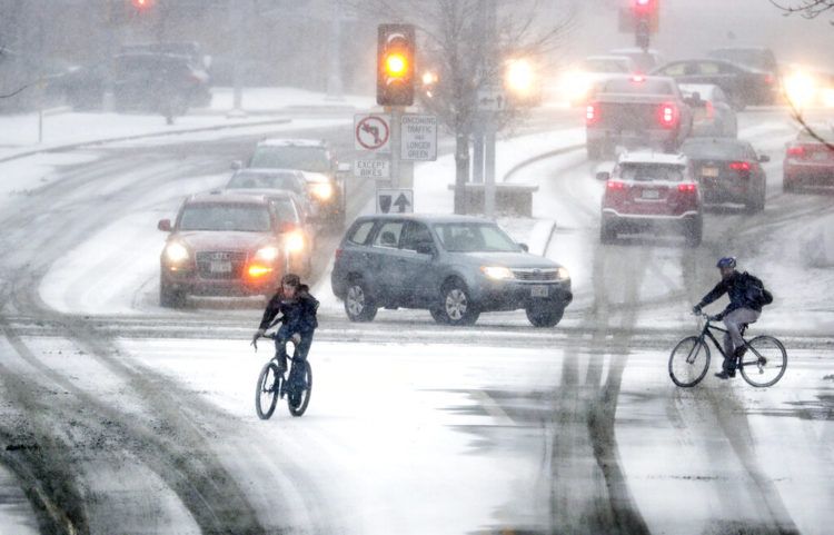 Ciclistas cruzan Park Street en la intersección con University Ave durante una tormenta de nieve, el 18 de enero de 2019 en Madison, Wisconsin. Foto: Steve Apps/Wisconsin State Journal vía AP.