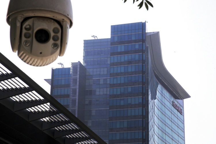 Vista de una cámara de vigilancia instalada cerca de la sede de Huawei en Shenzhen, en la provincia de Guangdong, en el sur de China. Foto: Andy Wong / AP / Archivo.
