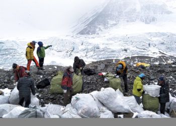 En esta imagen de archivo, tomada el 8 de mayo de 2017 y distribuida por la agencia oficial de noticias de China, Xinhua, un grupo de personas recoge basura en la ladera norte del Monte Qomolangma (el nombre en tibetano para el Everest), en la región autónoma china de Tibet. Foto: Awang Zhaxi / Xinhua vía AP.