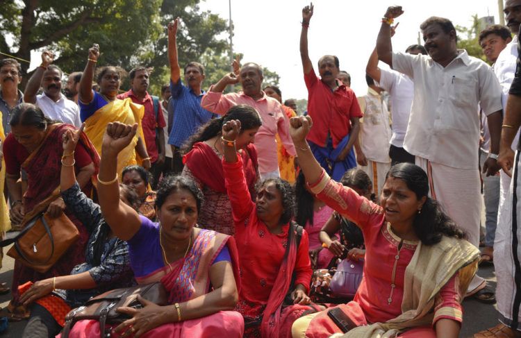 Manifestantes bloquean el tráfico y corean consignas tras reportes sobre dos mujeres en edad fértil a las que se les negó la entrada al templo de Sabarimala, uno de los mayores lugares de peregrinaje hindú del mundo, en Thiruvananthapuram, Kerala, India, el 2 de enero de 2019. Foto: R S Iyer / AP.