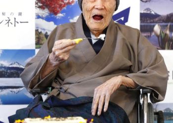 En esta imagen de archivo, tomada el 10 de abril de 2018, Masazo Nonaka come torta tras recibir el certificado del Guinness World Records que lo acredita como el hombre más viejo del mundo con 112 años y 259 días durante una ceremonia en Ashoro, Japón. Foto: Masanori Takei / Kyodo News vía AP.
