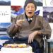 En esta imagen de archivo, tomada el 10 de abril de 2018, Masazo Nonaka come torta tras recibir el certificado del Guinness World Records que lo acredita como el hombre más viejo del mundo con 112 años y 259 días durante una ceremonia en Ashoro, Japón. Foto: Masanori Takei / Kyodo News vía AP.