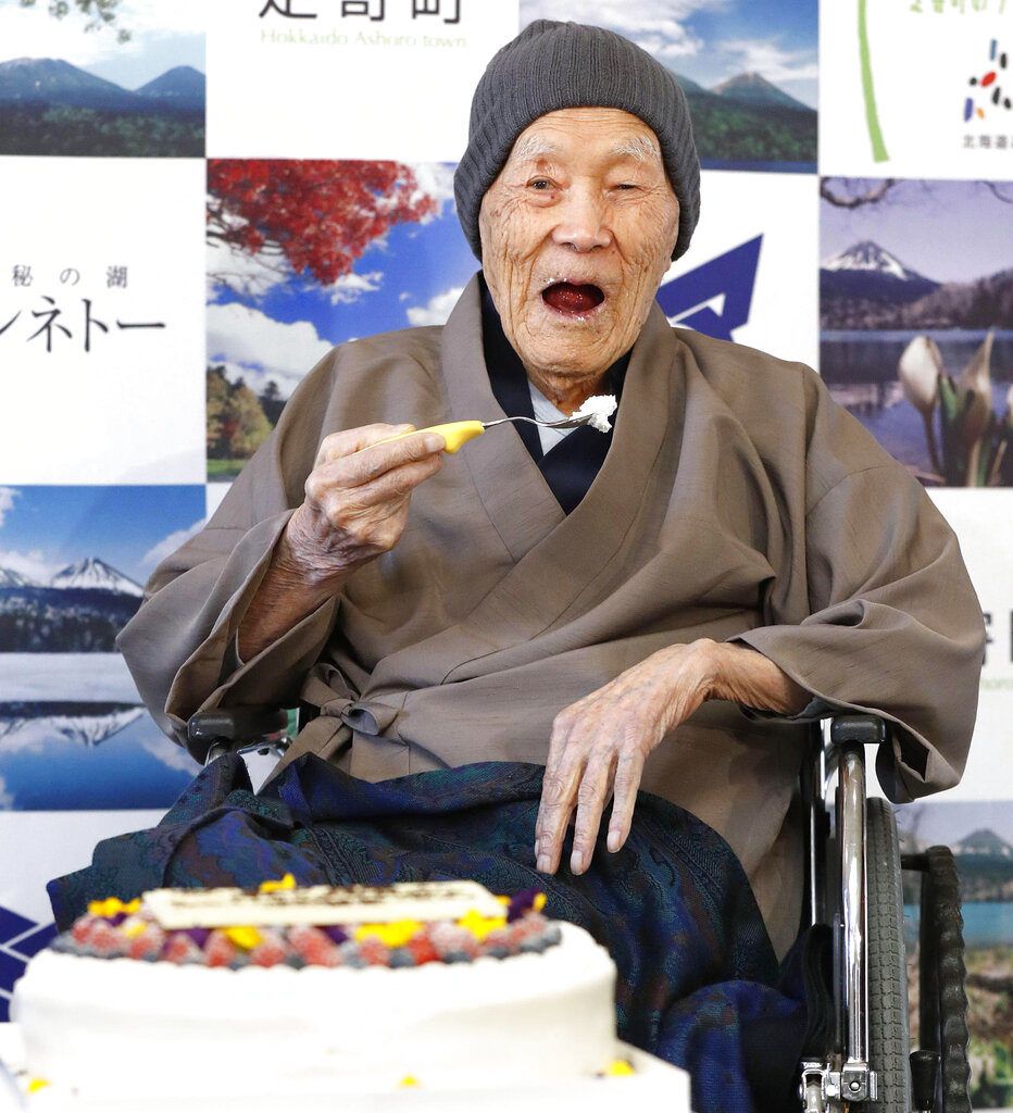 En esta imagen de archivo, tomada el 10 de abril de 2018, Masazo Nonaka come torta tras recibir el certificado del Guinness World Records que lo acredita como el hombre más viejo del mundo con 112 años y 259 días durante una ceremonia en Ashoro, Japón. Foto: Masanori Takei / Kyodo News vía AP.