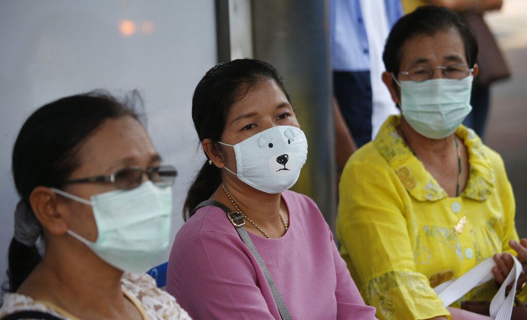 Mujeres con máscaras protectoras esperan en una estación de autobuses en la muy contaminada Bangkok, Tailandia, el lunes 14 de enero de 2019. Foto: Sakchai Lalit / AP.