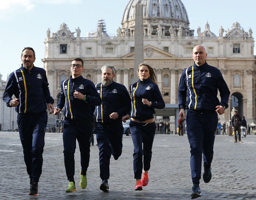 Miembros del equipo de atletismo del Vaticano. Foto: @elchiringuitotv / Twitter.