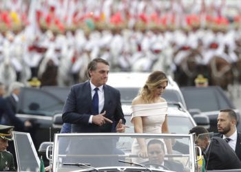 Acompañado por la primera dama Michelle Bolsonaro, el presidente de Brasil, Jair Bolsonaro, se desplaza en un auto abierto después de su ceremonia de investidura el martes 1 de enero de 2019 en Brasilia. Foto: André Penner / AP.