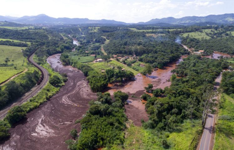 Una toma aérea muestra las inundaciones provocadas por el colapso de una presa de relaves con mineral de hierro cerca de Brumandinho, Brasil, el viernes 25 de enero de 2019. Foto: Bruno Correia/Nitro vía AP.