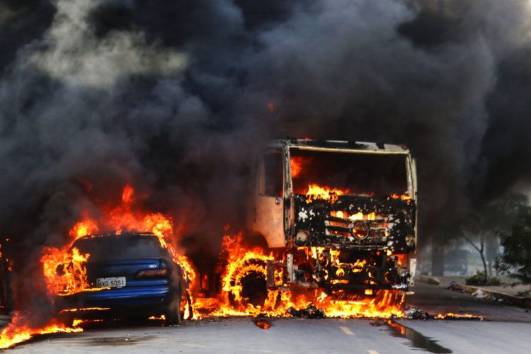 Un par de vehículos arden en la calle tras ser quemados en la ciudad de Fortaleza, en el noreste de Brasil, el jueves 3 de enero de 2019. Foto: Alex Gomes/O Povo.