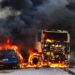 Un par de vehículos arden en la calle tras ser quemados en la ciudad de Fortaleza, en el noreste de Brasil, el jueves 3 de enero de 2019. Foto: Alex Gomes/O Povo.