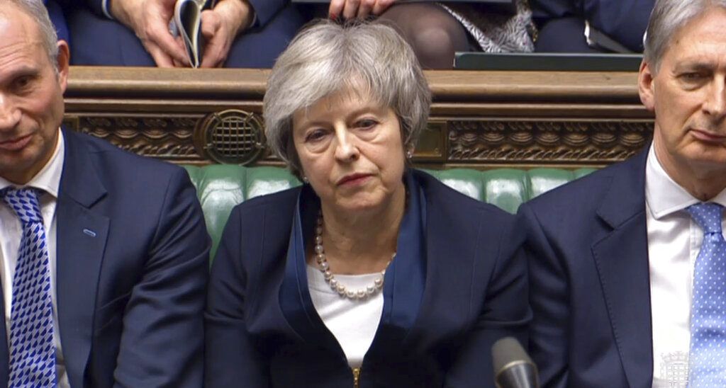 En este fotograma, la primera ministra británica Theresa May escucha mientras habla el líder laborista Jeremy Corbyn tras la votación parlamentaria del acuerdo del Brexit, en la Cámara de los Comunes, en Londres, el martes 15 de enero de 2019. Cámara de los Comunes / PA vía AP.