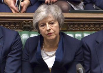 En este fotograma, la primera ministra británica Theresa May escucha mientras habla el líder laborista Jeremy Corbyn tras la votación parlamentaria del acuerdo del Brexit, en la Cámara de los Comunes, en Londres, el martes 15 de enero de 2019. Cámara de los Comunes / PA vía AP.