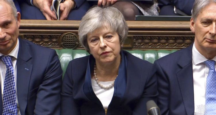 En este fotograma, la primera ministra británica Theresa May escucha mientras habla el líder laborista Jeremy Corbyn tras la votación parlamentaria del acuerdo del Brexit, en la Cámara de los Comunes, en Londres, el martes 15 de enero de 2019. Cámara de los Comunes / PA vía AP.