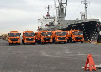 Un primer lote de 24 camiones colectores de basura, donados por Japón a Cuba, partió este martes desde el puerto japonés de Kobe con destino a la capital cubana. Foto: Embajada de Cuba en Japón / Facebook.