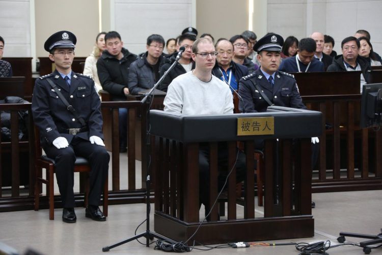 Juicio contra el canadiense Robert Lloyd Schellenberg (c), en China. Foto: @shuangyinghe / Twitter.